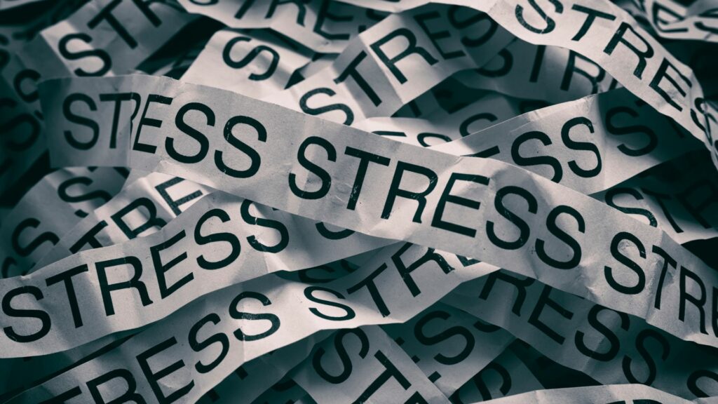 ¿Es el estrés una emoción negativa? No necesariamente. Lee nuestro post para conocer a fondo este problema tan extendido en la actualidad.